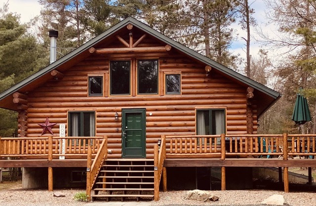 Spacious cabin! Direct access to ATV trail, Or great for a family vacation!