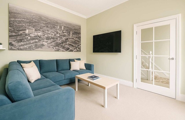 Spacious Cardiff Home for 12 + Parking + Hot Tub
