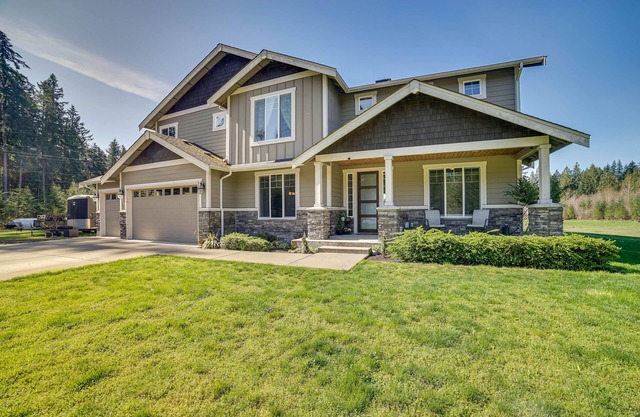 Spacious Carnation Home w/Grill & Large Yard