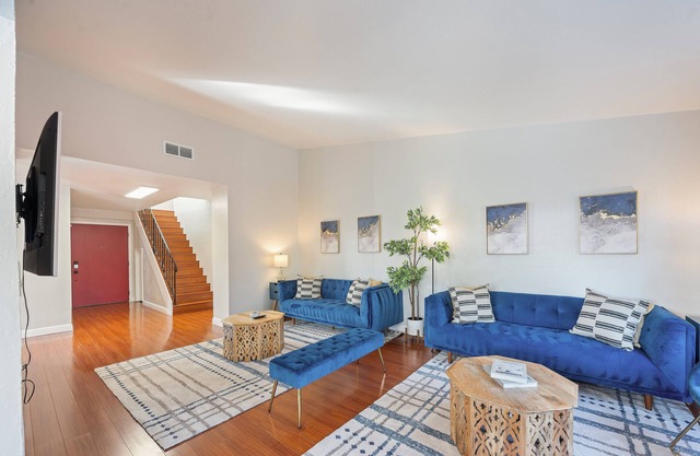 Spacious & Central. Pool Table & Ping Pong. 6 TVS. Balcony. Garage. Wifi