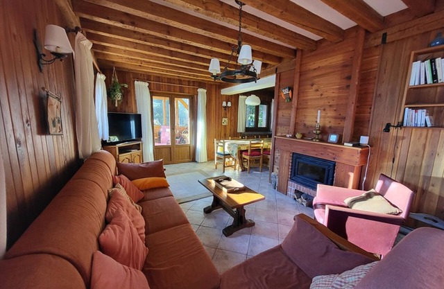 Spacious chalet with fireplace and cinema room in Montgenèvre