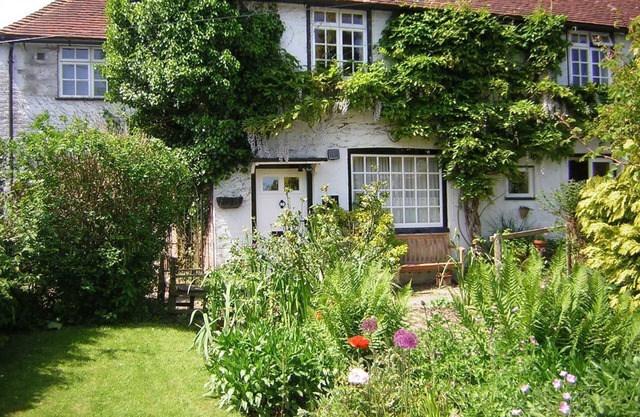 Spacious & Comfortable Cottage-type Accommodation in heart of Cowbeech village