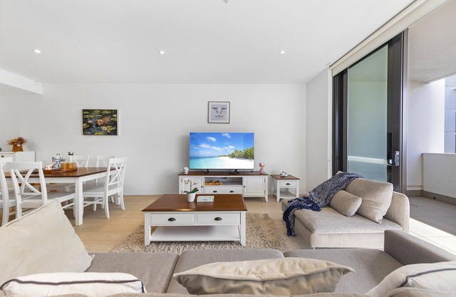 Spacious Condo in Mascot. Doorsteps to Station!