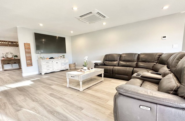 Spacious Country home...hot tub & huge pool!