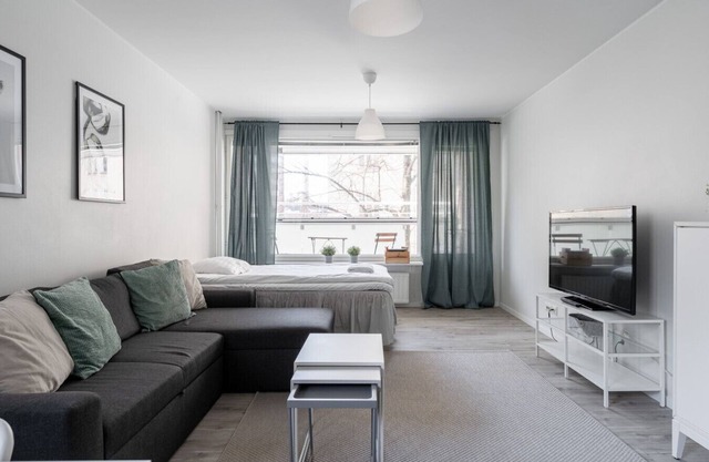 Spacious Downtown Apt with Balcony that Hosts 10