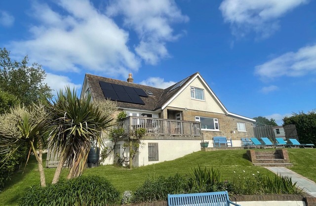 Spacious Eco friendly house, 5 beds, 4 bath, Fabulous Views, EV Charger