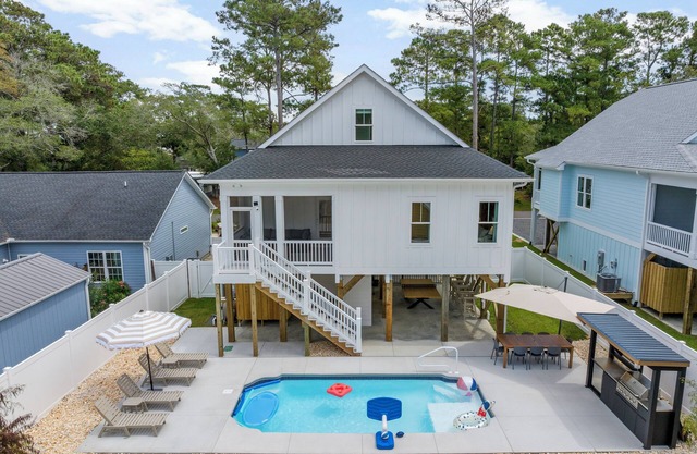 Spacious Family Friendly 4 BR Home w/Pool & Outdoor Kitchen