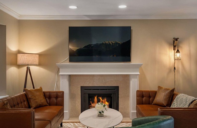 Spacious Family Retreat Central to YVR & Downtown