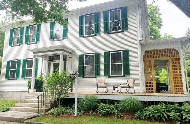 Spacious Farmhouse near beaches, bike path and URI