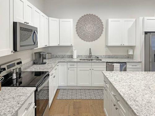 Spacious Freshly Renovated Townhome- Scenic Side