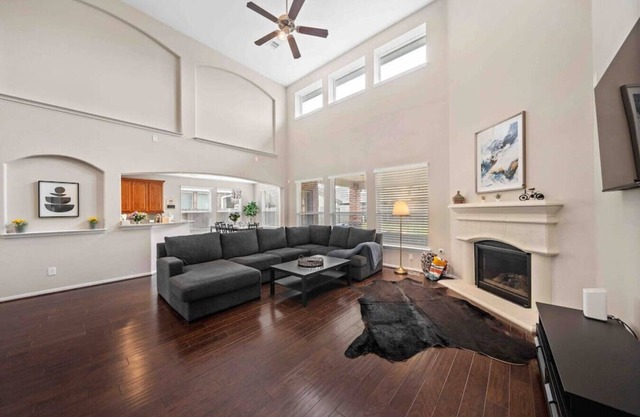 Spacious Getaway, Game Room, BBQ, 20 min to NASA