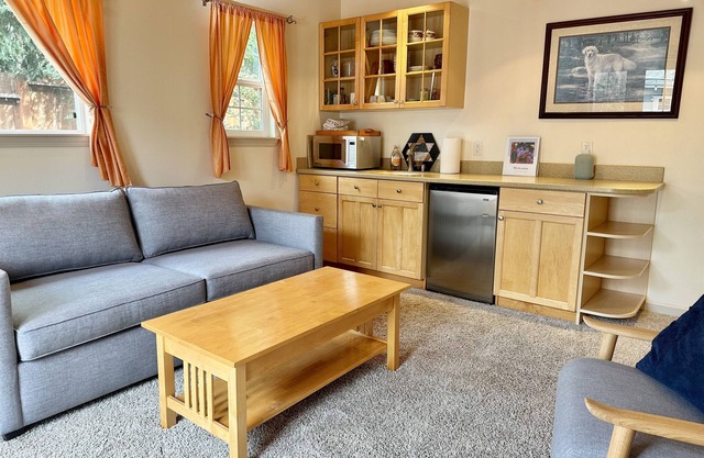 Spacious guest house, fireplace, king bed