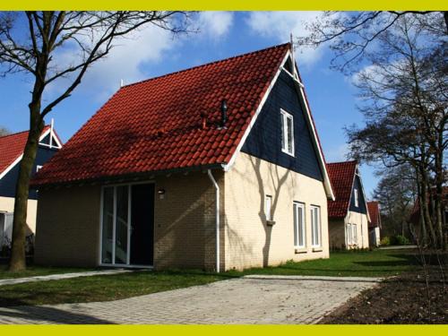Spacious holiday home with WiFi, 20 km from Assen