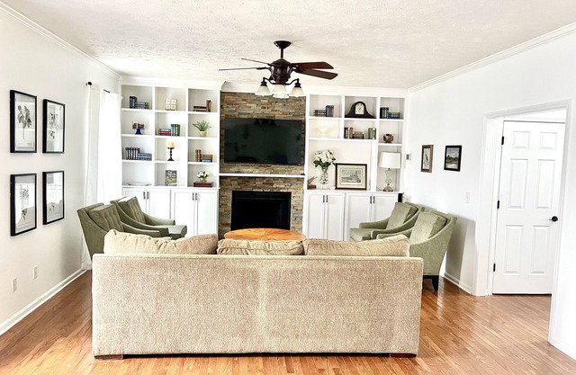 Spacious Home 18 miles from Nashville