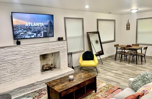 Spacious Home (3BD/2BA) on a Hill near Dwntwn ATL