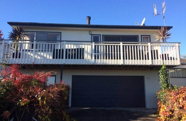 Spacious home, great lake and mountain views, with own rustic thermal hot tub