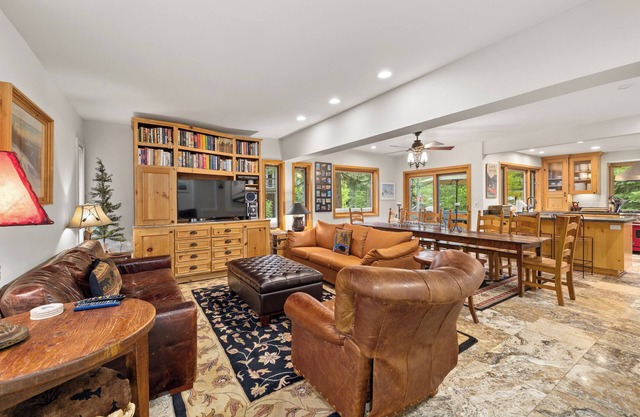 Spacious Home in Olympic Valley, Private Hot Tub, Two Suites on Palisades Shuttle Route!