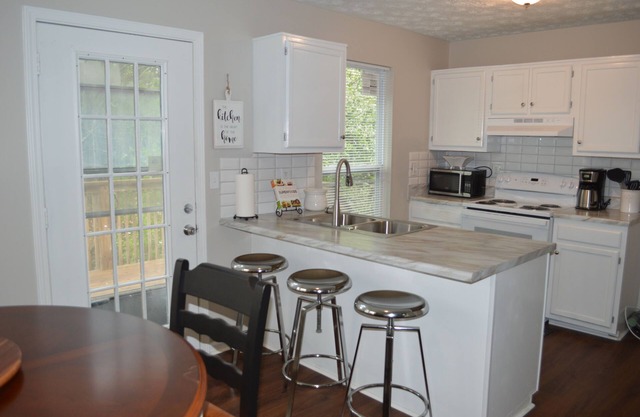 Spacious Home Near Atlanta, Sweetwater Park, Six Flags and Airport