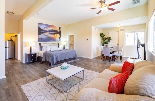 Spacious home with Spa, Private Driveway/Entrance, Mountain View, near SD Safari