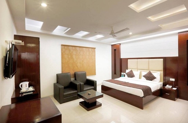 Spacious hotel in enjoyable Near New Delhi Airport with AC, WiFi