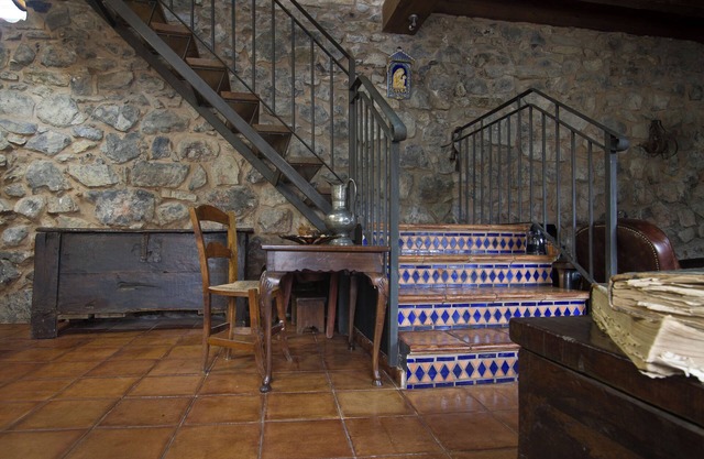 Spacious house in the mountains in stone and wood, with garden, porch and barbecue.