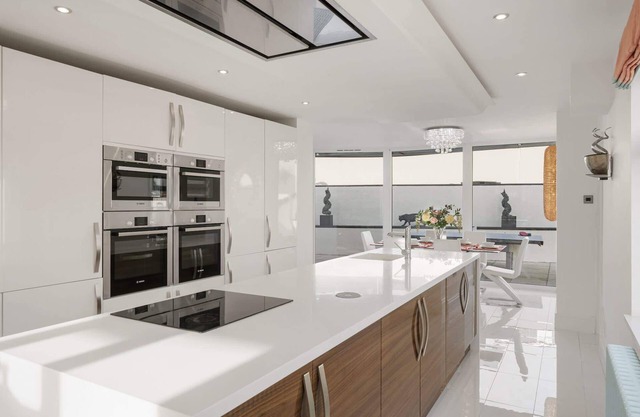 Spacious House w/Pool, Games Room, Private Parking