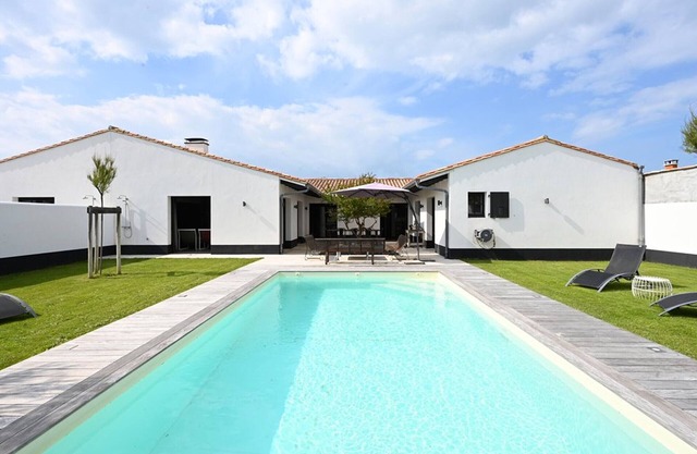 Spacious house with parking near the sea