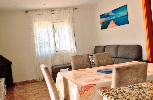 Spacious house with private pool, Wi-Fi, air conditioning and pets allowed near the beach