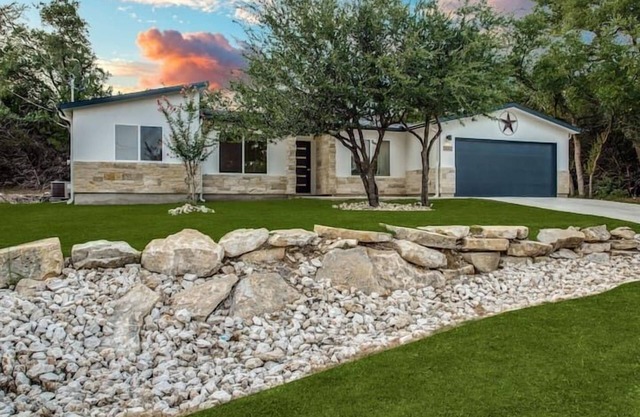 Spacious Lake Travis getaway with boat parking