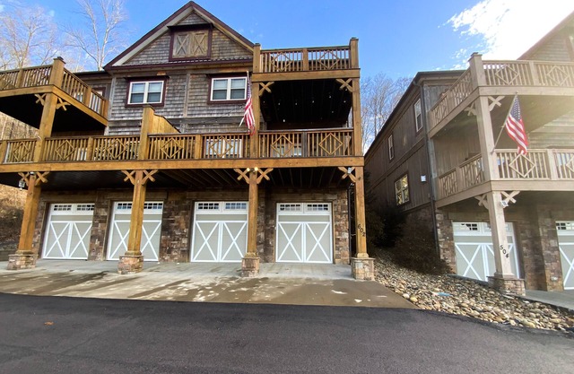 Spacious lake view townhouse w/free attraction tickets & furnished deck