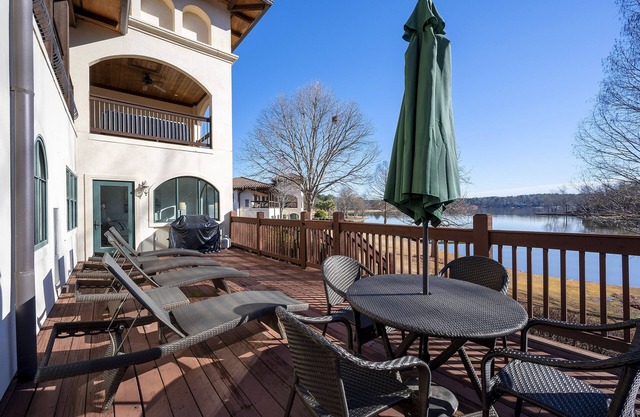 Spacious Lakefront Villa In Gated Resort Community