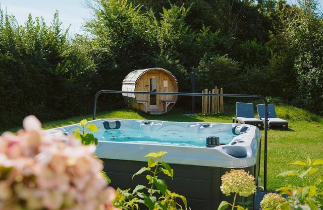 Spacious, light house near the beach, an oasis of peace and space with jacuzzi and sauna.