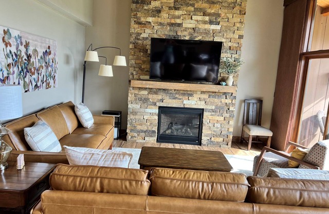 Spacious luxury condo & great views – book now for Summer and Fall dates