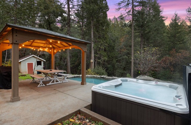 Spacious Luxury Woodland Cabin with pool and chef's kitchen