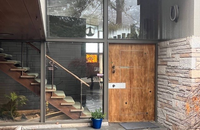 Spacious Mid Century 5-bedroom house in S Salem with AC, WiFi, Pool, Bar Area
