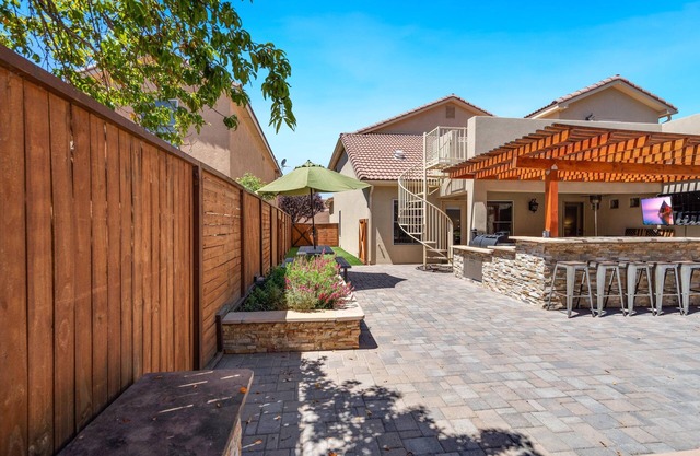 Spacious Modern Retreat. With 5 bedrooms and Gorgeous backyard