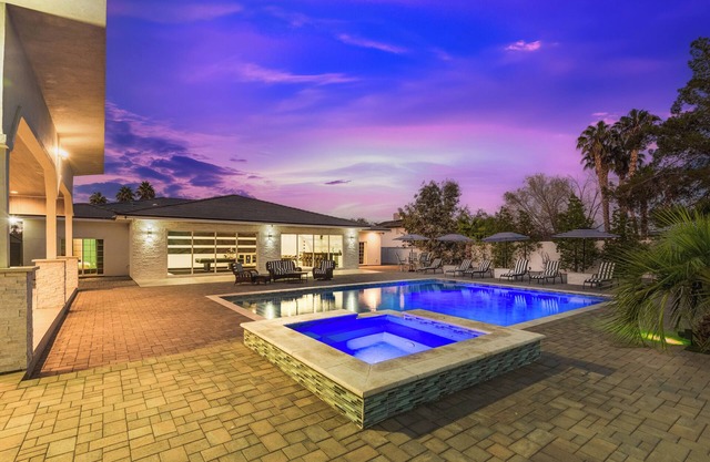 Spacious Modern Villa in fantastic Las Vegas with SAUNA+fire pit+pool+spa