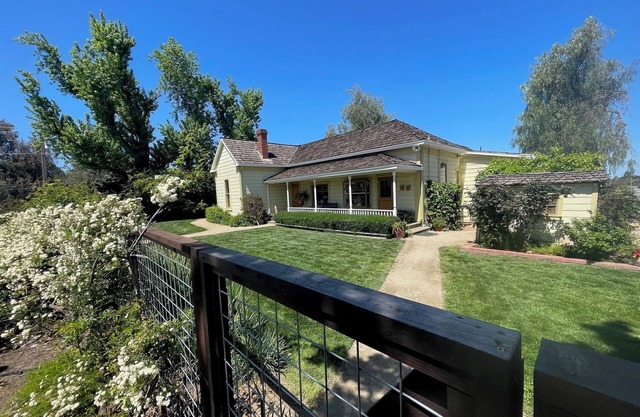 Spacious modernized 5-bedroom farmhouse on vineyard