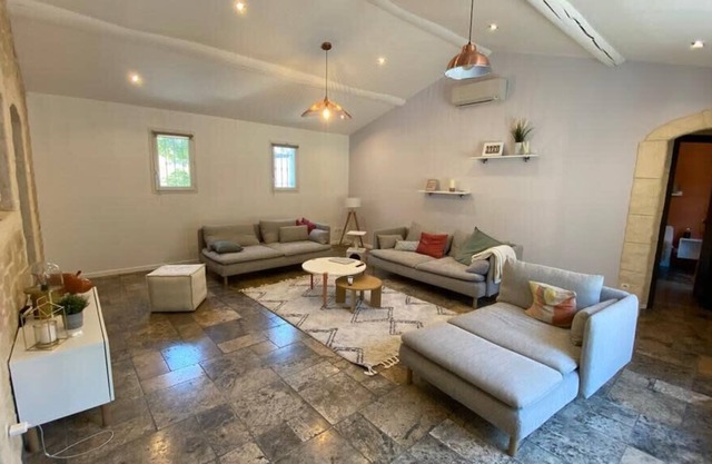 Spacious nest with pool near Avignon