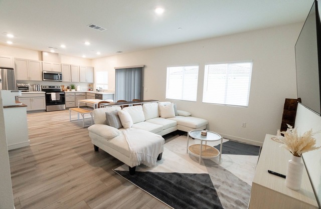 Spacious New 4-bedroom Family Friendly House in Elk Grove with WiFi and Parking