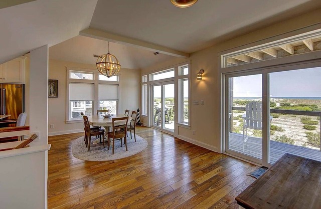 Spacious Oceanfront Cottage with Pool in Salvo