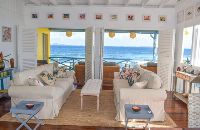 Spacious Off-grid Beachfront Villa - Park Bay House