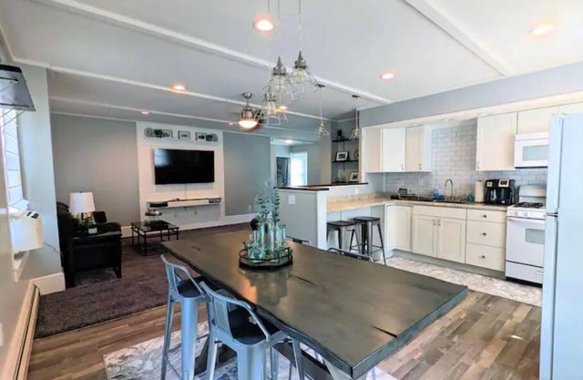 Spacious & Private Modern Apartment in Historic Homen