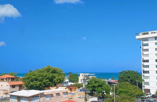 Spacious Property to Work & Relax, 1-min Walk to Beach, Ocean Views, 45 day min
