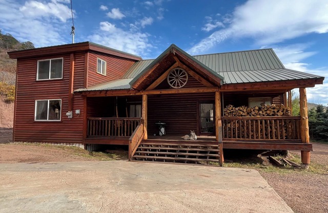 Spacious Rustic Log Cabin-La Veta Pass-Easy Access & Wifi! Pet & Horse Friendly!