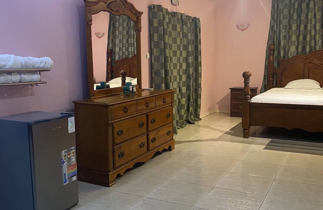 Spacious self contained room with wifi, a kitchenette and jacuzzi