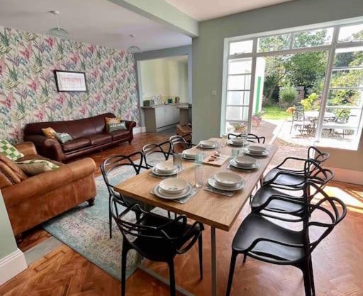 Spacious Semi-detached Southsea House, Free Parking On Drive