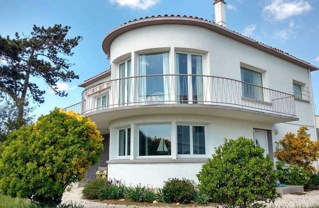 Spacious, sunny villa, 150 m from the beach * spa