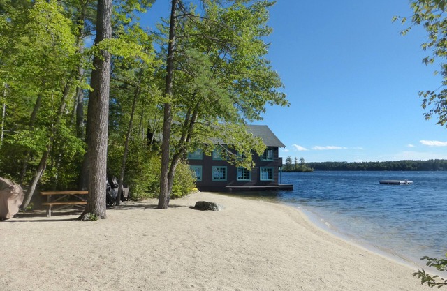 Spacious Superstar's home on 20 acres, private beach, boathouse & piano