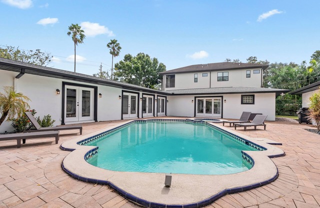 Spacious Tampa Pool Home with 5 Bedrooms. 5 minutes from Downtown Tampa.